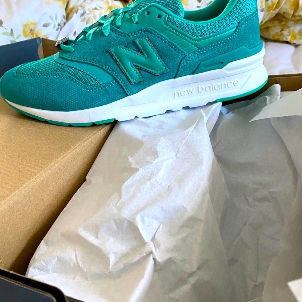 New balance women size 9. Teal, never worn, NIB
